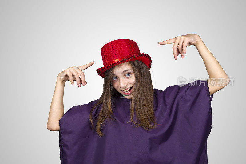 戴着红帽子的狂欢节女孩做着鬼脸
