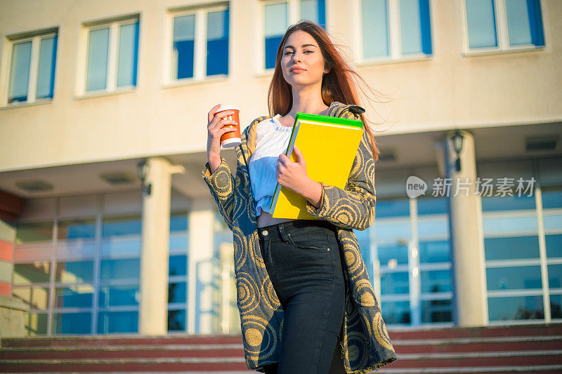 女大学生在户外看书