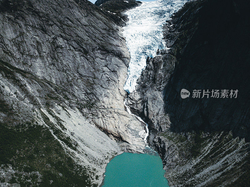 挪威冰川融化形成的绿松石湖鸟瞰图