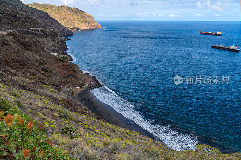 西班牙特内里费岛蓝色海洋中货船的鸟瞰图