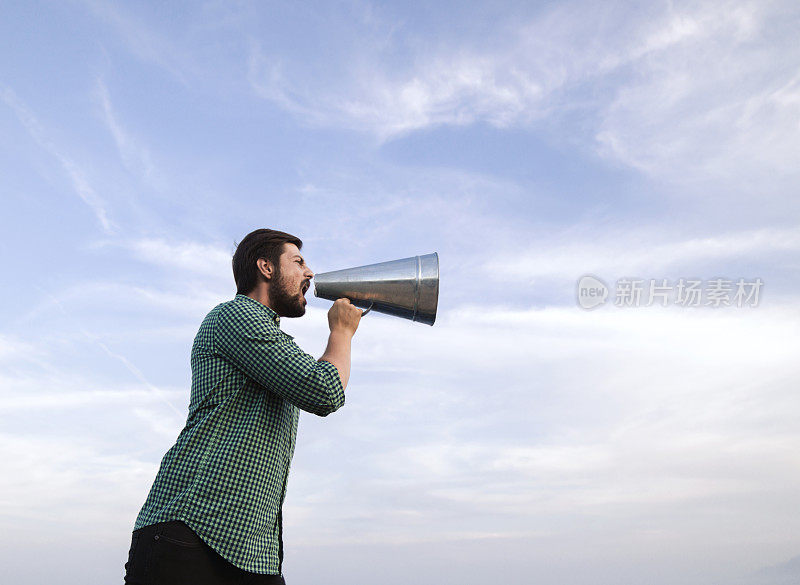 男人通过扩音器大喊