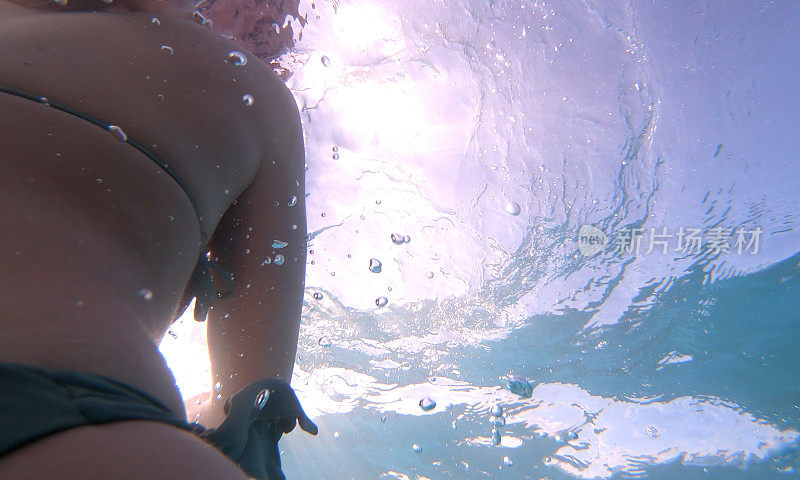 女人在清澈的地中海水域游泳