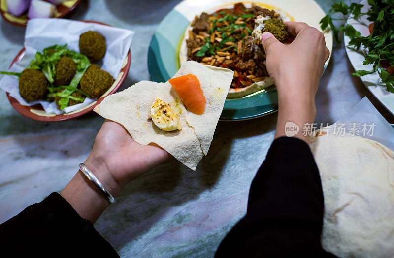 一个在餐馆吃阿拉伯菜的女人