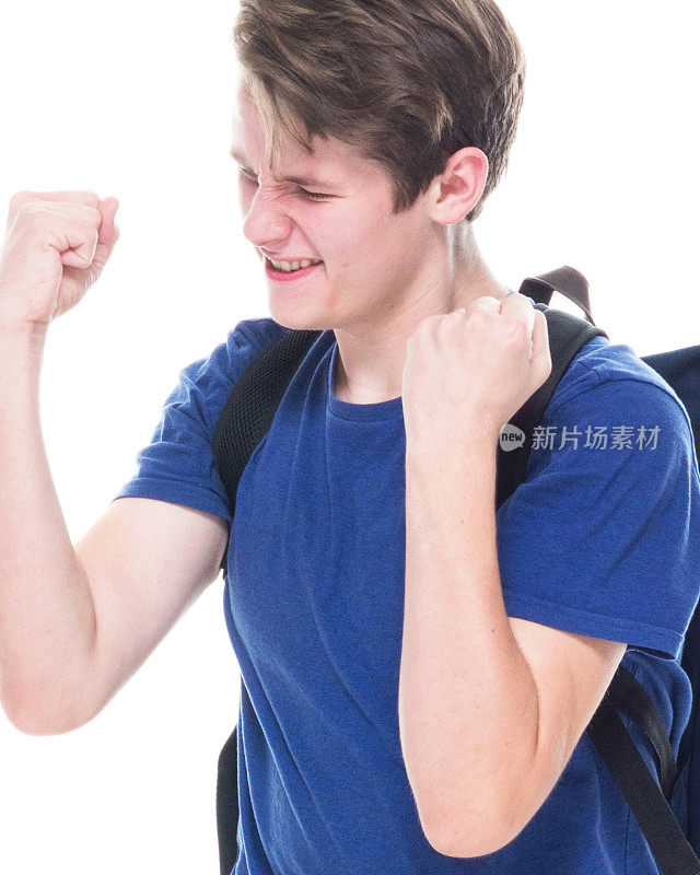 年轻的高中男生在打拳头