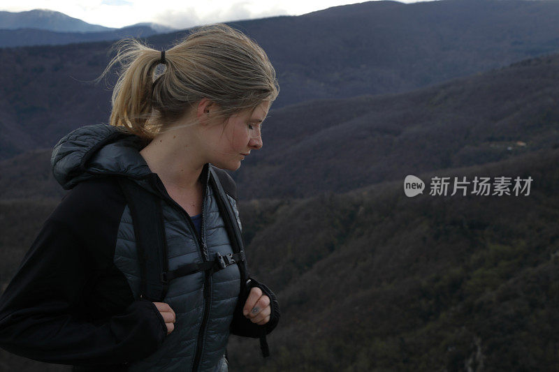 女徒步旅行者在山顶休息