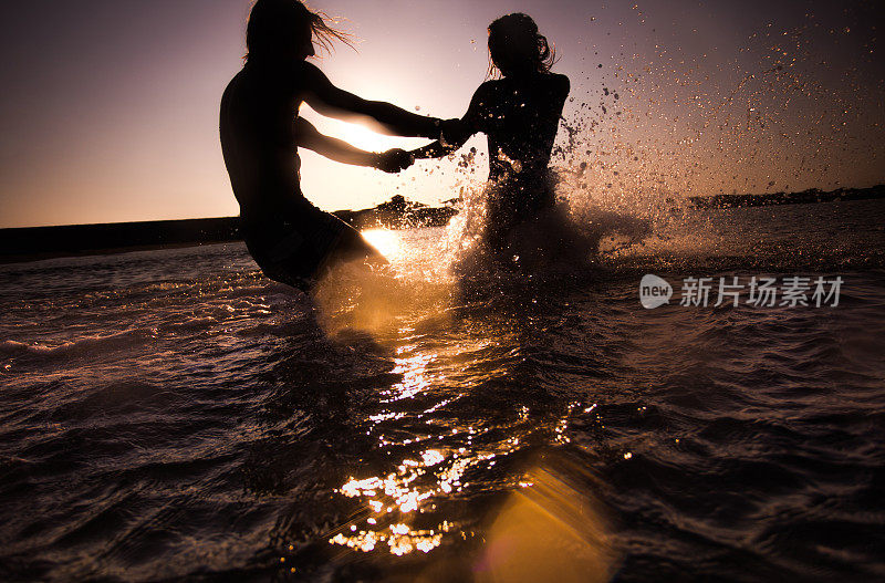 在夕阳下的大海里旋转!