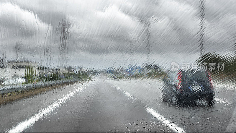 在暴风雨中透过汽车挡风玻璃看