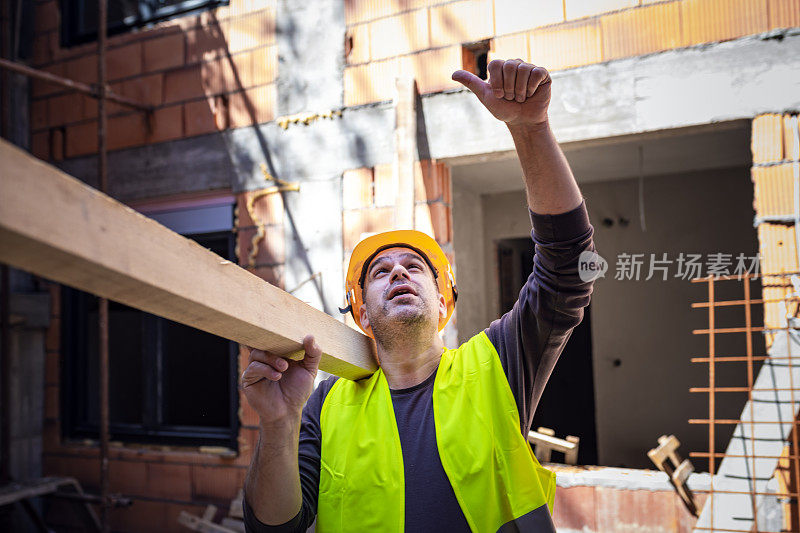 建筑工地上的建筑工人