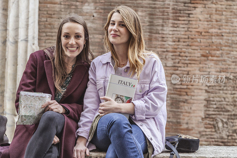 在罗马旅游的女游客:坐在小巷里