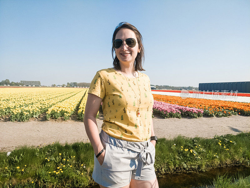 女人在五彩的郁金香地里