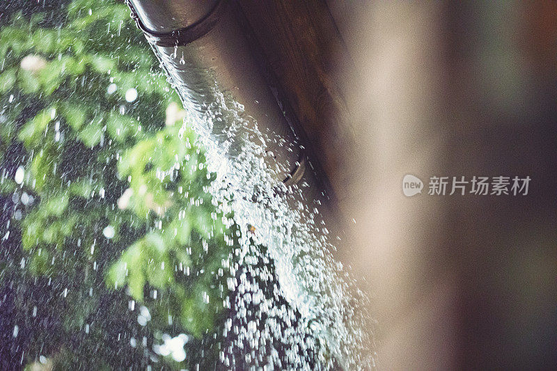 大雨溢出屋顶排水沟