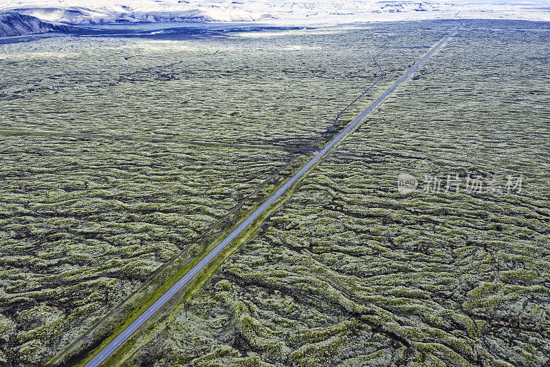 穿越冰岛火山景观的道路。鸟瞰图。