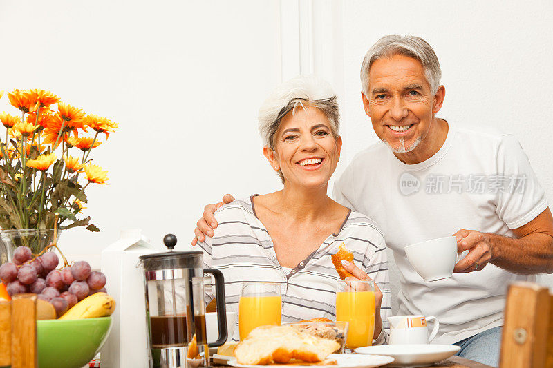 一对快乐的老年夫妇正在吃早餐