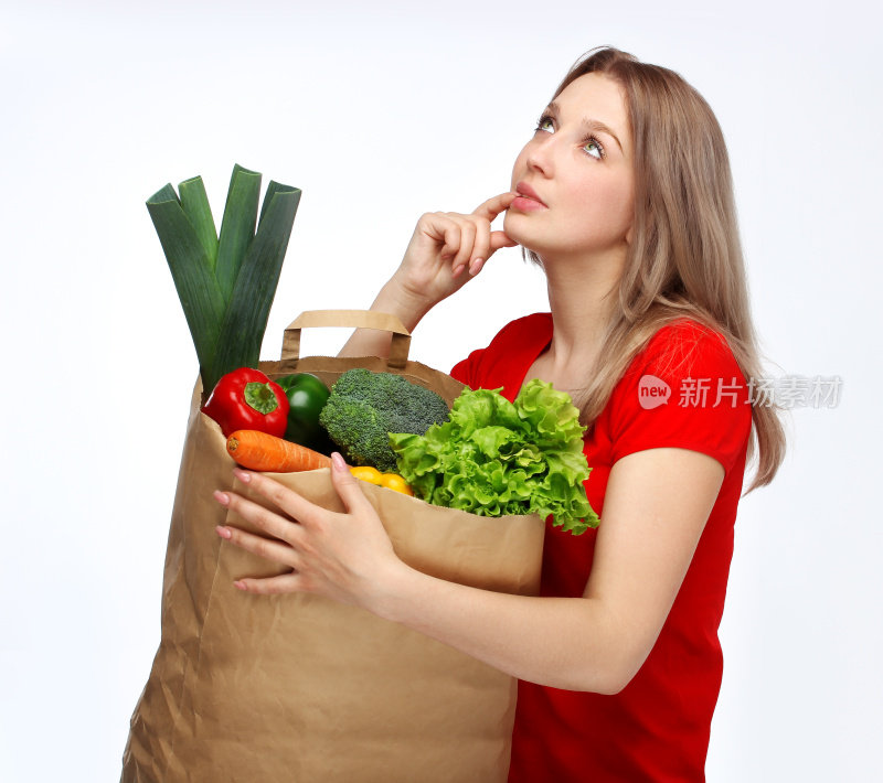 成为素食者。拿着蔬菜的年轻女子