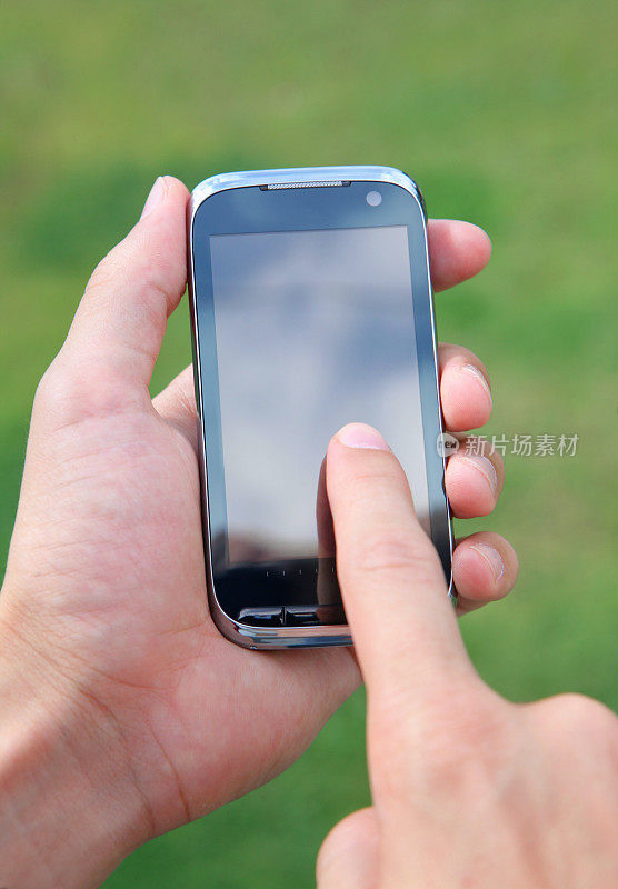 手和手指触摸智能手机的屏幕