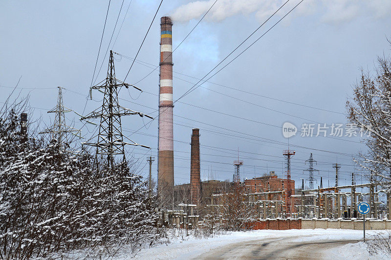 工厂的管道在冬天污染空气