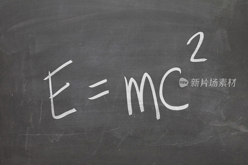 E=MC2写在黑板上