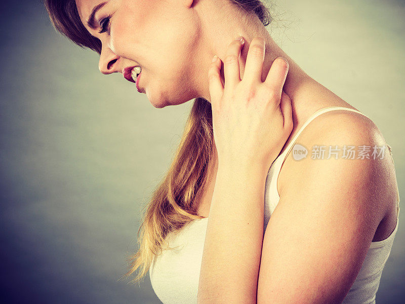 女人用过敏皮疹挠痒脖子