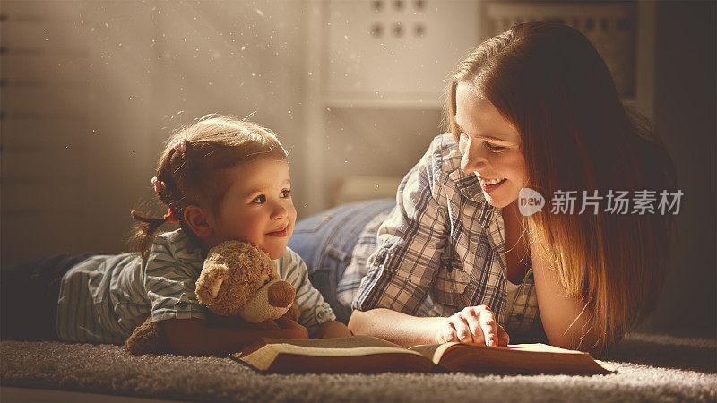 幸福的家庭妈妈和女儿晚上看书