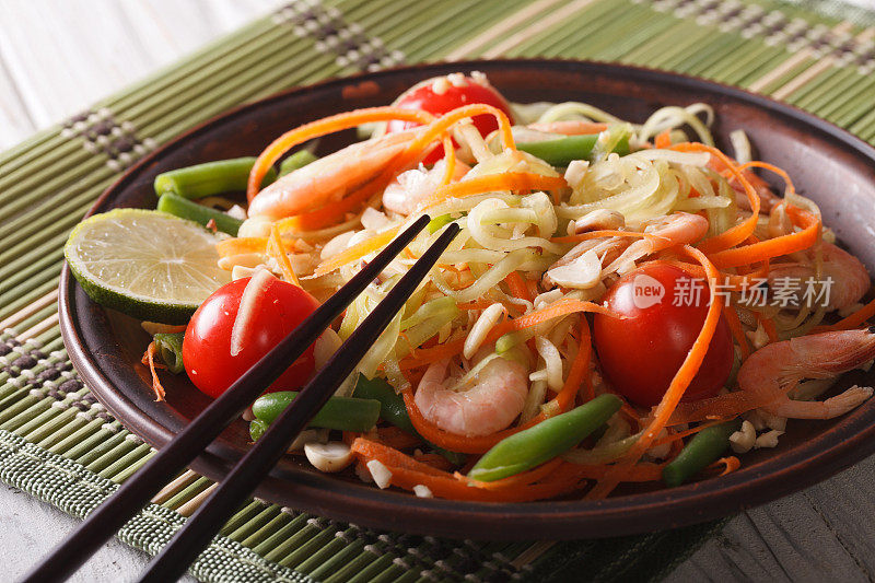 木瓜沙拉，泰式炖汤和虾的特写盘子