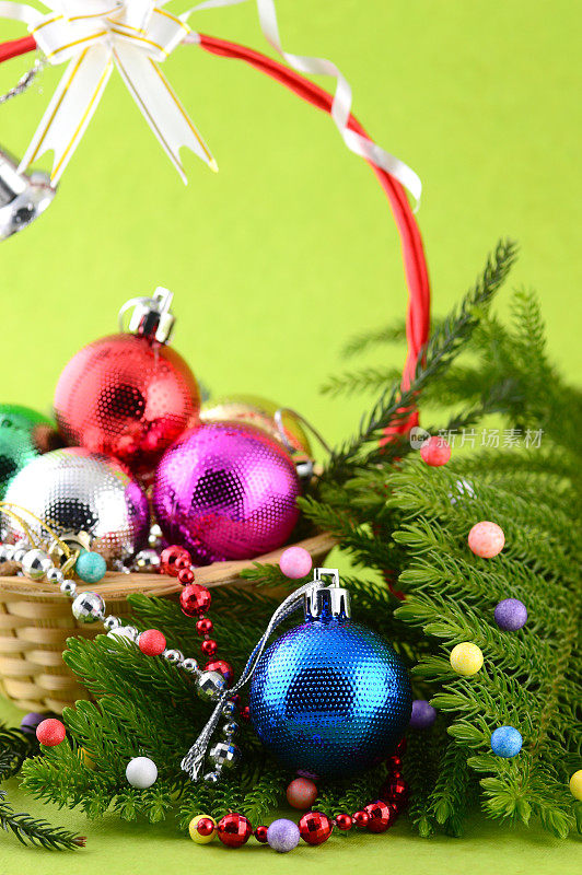 圣诞节装饰:彩色的圣诞球和装饰物与圣诞树