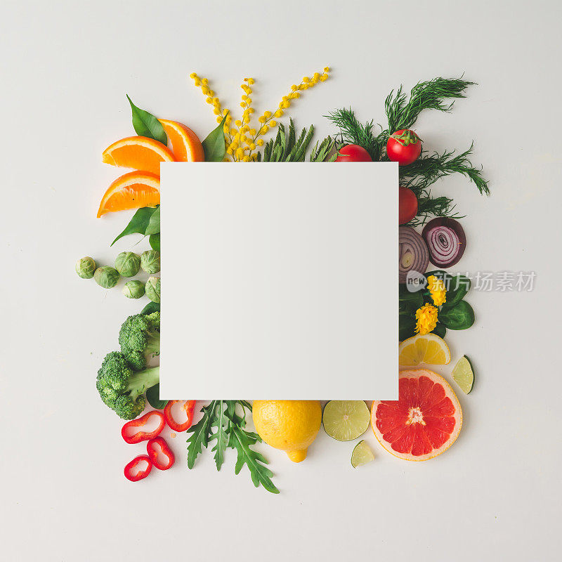 创意的布局由各种水果和蔬菜与白纸卡片。平的。食品的概念。