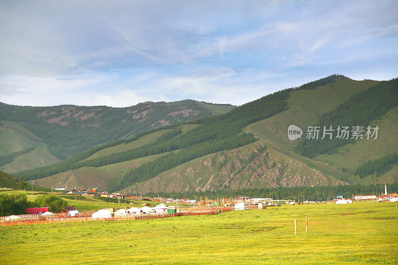 蒙古包营地在蒙古乌兰巴托的一个大草地上