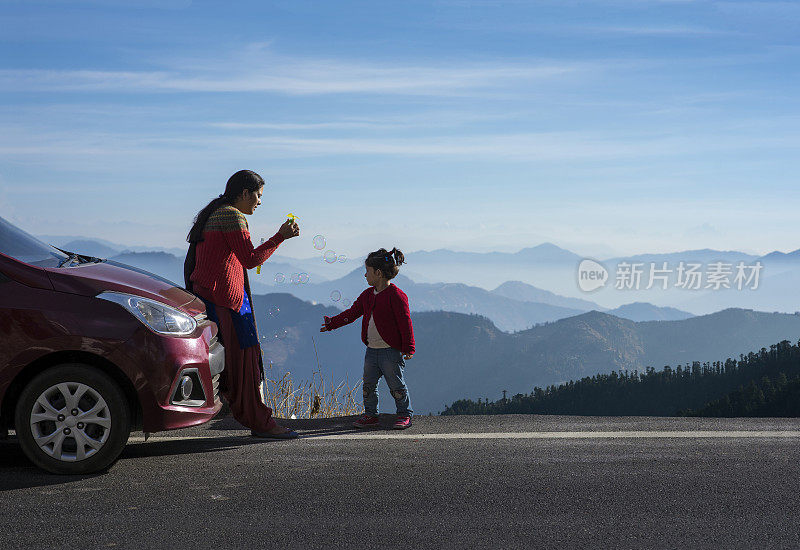 母亲和女儿在公路旅行。