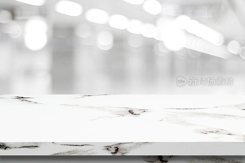 空的白色大理石桌子上模糊的商店背景，产品和食品显示蒙太奇