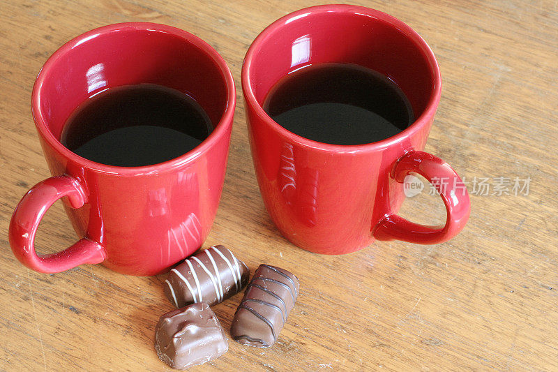 两个红咖啡杯，巧克力爱