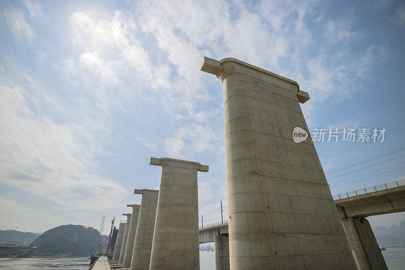 中国正在这条河上建造一座桥