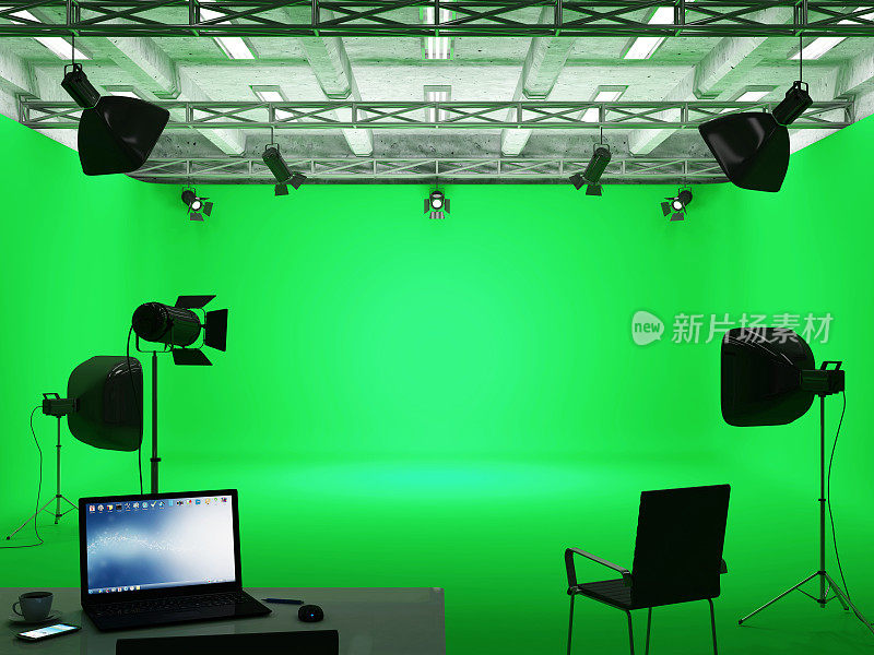 现代电影工作室与绿色屏幕和灯光设备