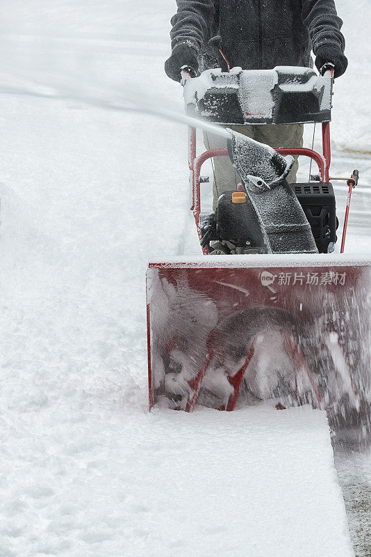 吹雪机清理道路。