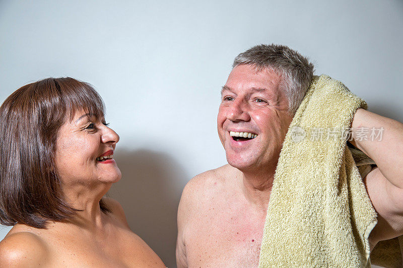成熟资深夫妇在浴室用毛巾烘干