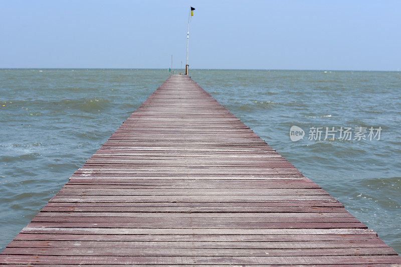 海边的木头码头