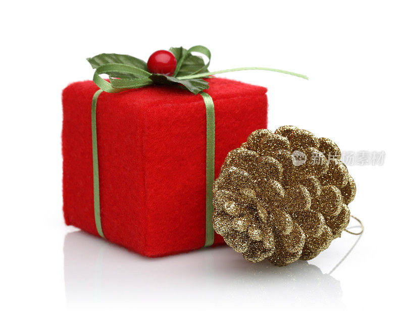 礼物盒和圣诞装饰，与松果。