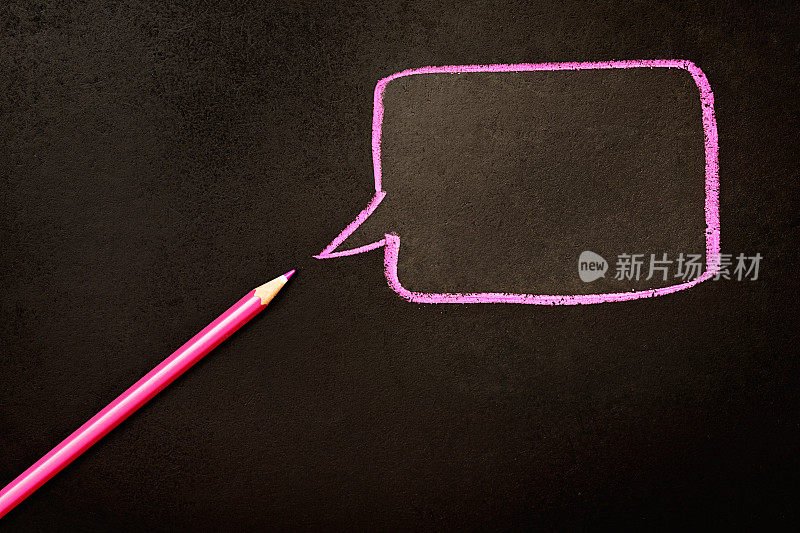 粉红色的铅笔蜡笔在黑色的泡泡上勾画出演讲