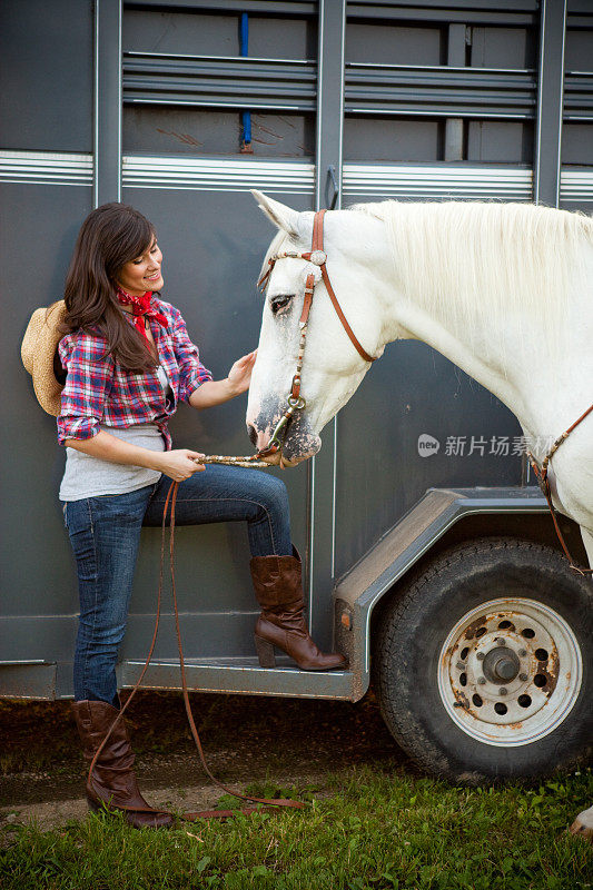 快乐，年轻女牛仔和马和拖车