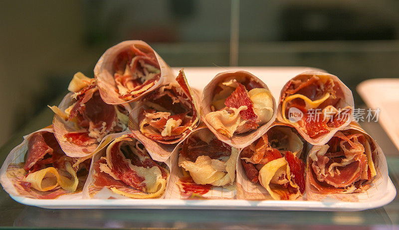 西班牙巴塞罗那boqueria市场的锥形培根片