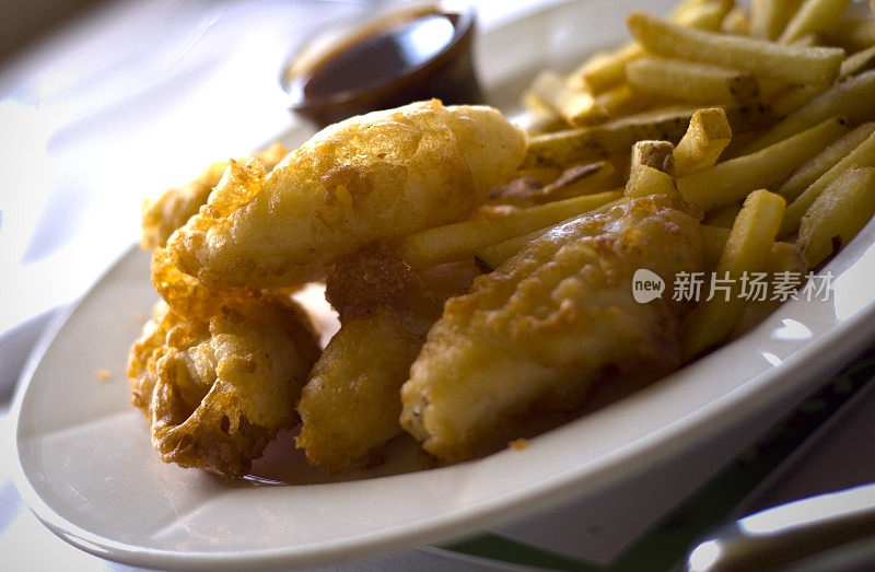 炸鱼和薯条，炸黑线鳕和炸薯条，酒吧食品