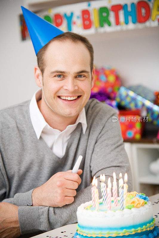 有蛋糕和蜡烛的男人的生日派对