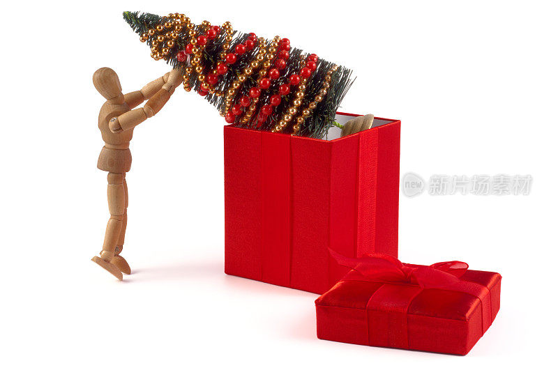 送圣诞树的木制人体模型