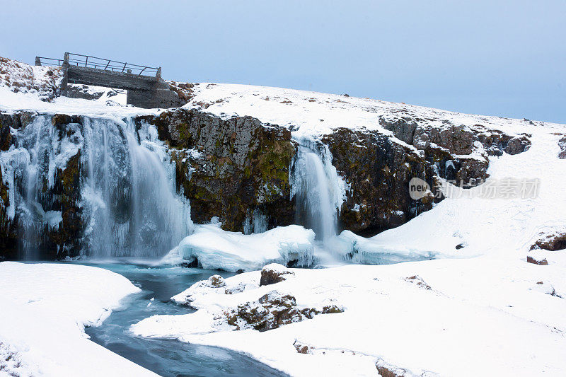 Kirkjufellsfoss(教堂山瀑布)，冰岛，冬天