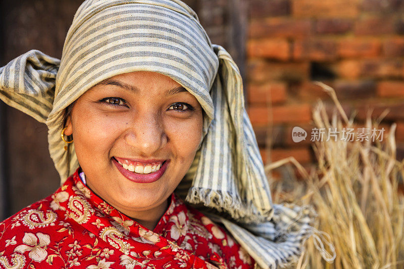 尼泊尔巴德岗的年轻尼泊尔妇女的肖像