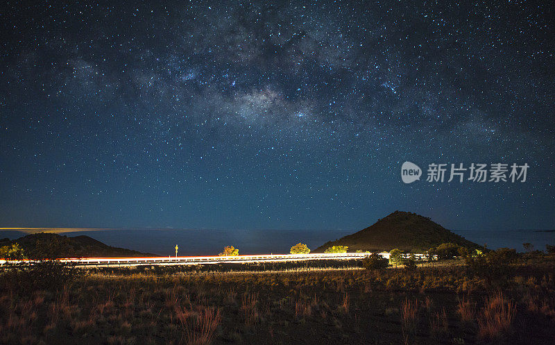 夏威夷云上的高速公路夜景