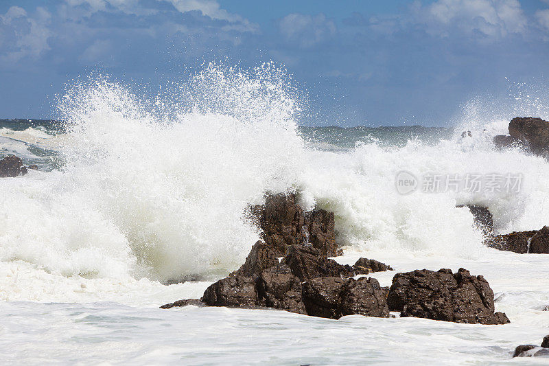 暴风雨后海浪撞击着岩石