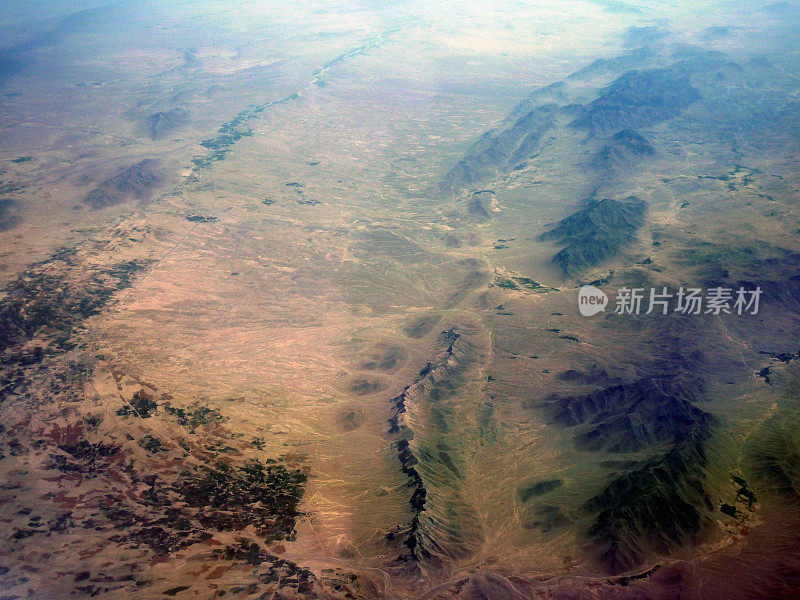 阿富汗丘陵干旱地形的鸟瞰图