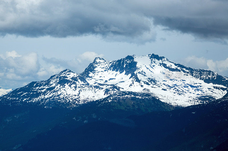 白雪皑皑的山峰