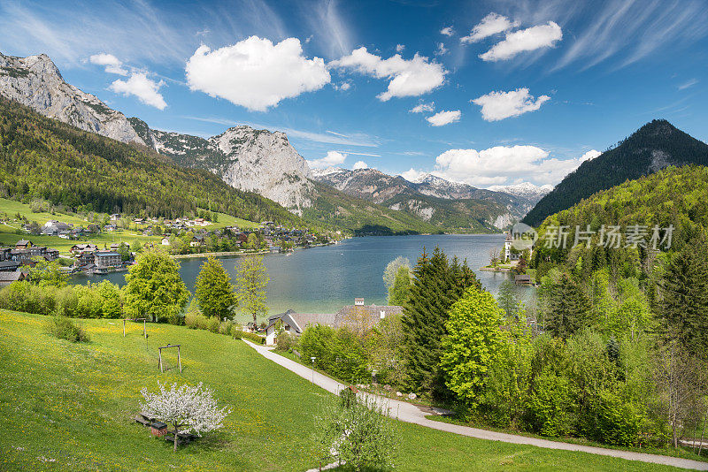 夏季阿尔卑斯山全景与湖，奥地利，自然保护区