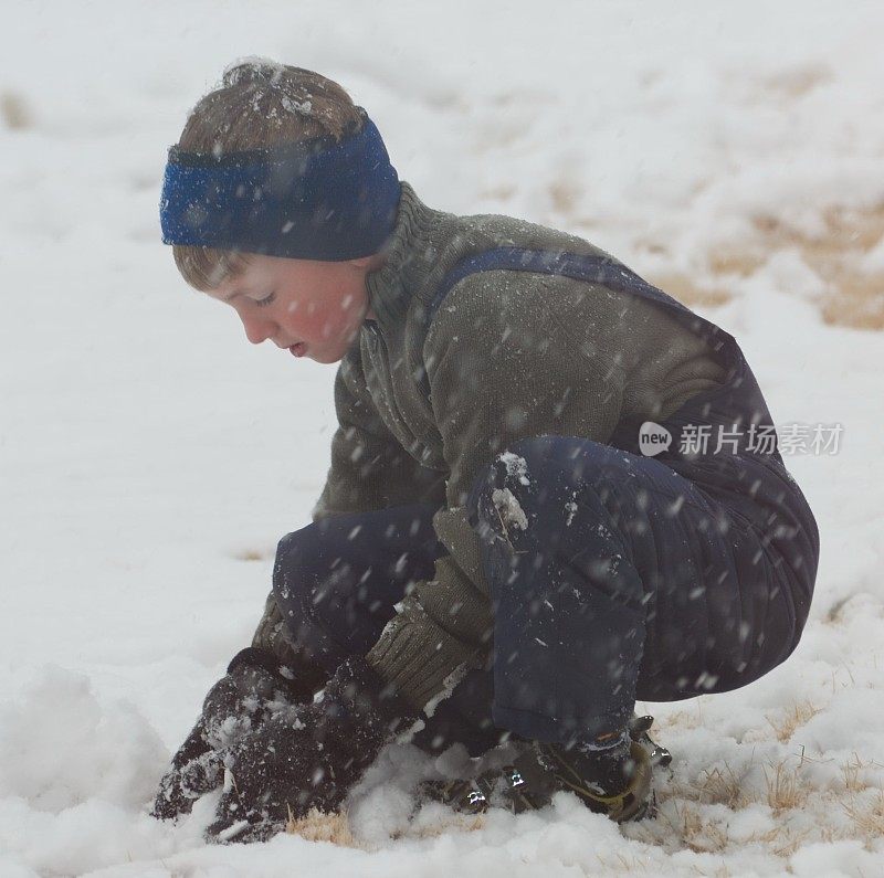 男孩在雪中玩耍